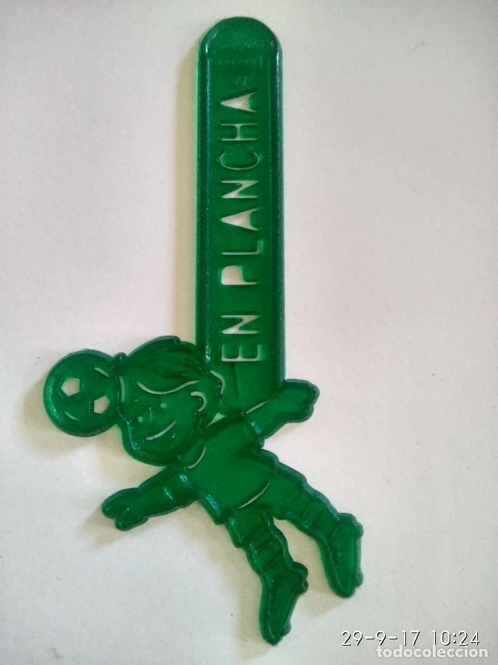 Coleccionismo: Palo Petit Suisse Danone para hacer helados. Colecci&oacute;n jugadas F&uacute;tbol En Plancha Verde. A&ntilde;os 90.