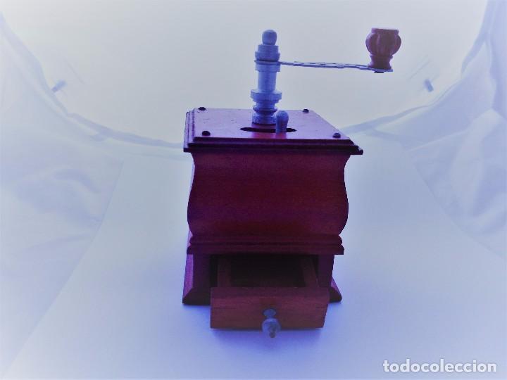 Coleccionismo: MOLINILLO DE CAF&Eacute; MINIATURA MADERA Y METAL - Foto 1