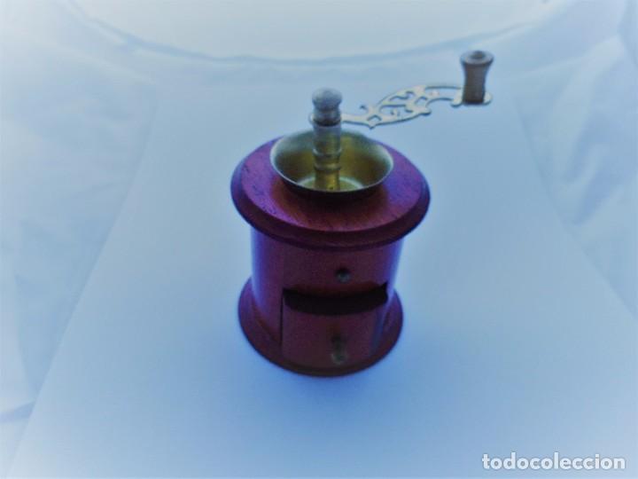 Coleccionismo: MOLINILLO DE CAF&Eacute; MINIATURA MADERA Y METAL - Foto 1