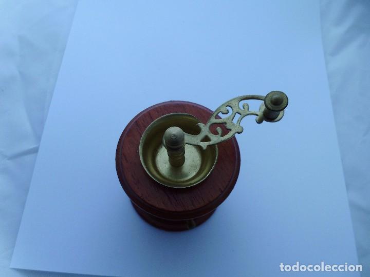 Coleccionismo: MOLINILLO DE CAF&Eacute; MINIATURA MADERA Y METAL - Foto 3