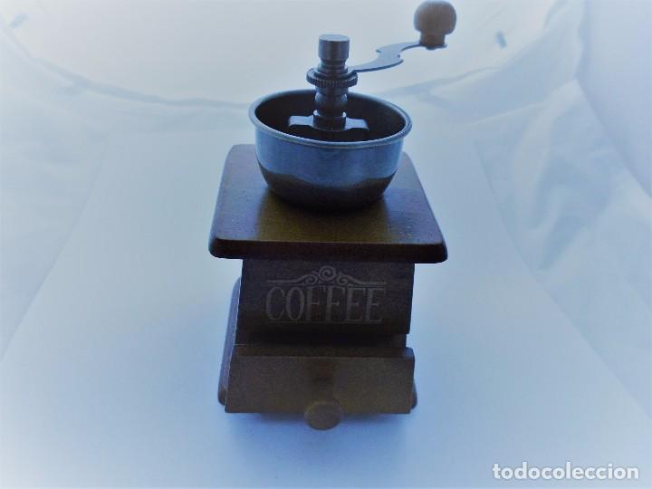 Coleccionismo: MOLINILLO DE CAF&Eacute; MINIATURA MADERA Y METAL - Foto 1