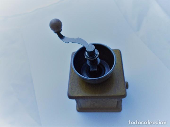 Coleccionismo: MOLINILLO DE CAF&Eacute; MINIATURA MADERA Y METAL - Foto 2