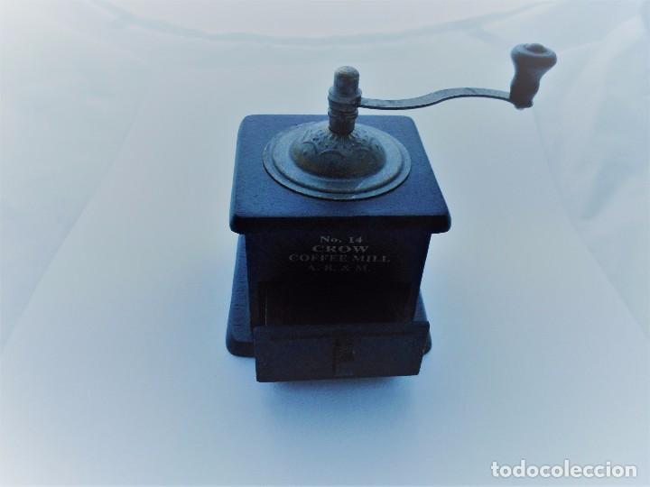 Coleccionismo: MOLINILLO DE CAF&Eacute; MINIATURA MADERA Y METAL - Foto 1