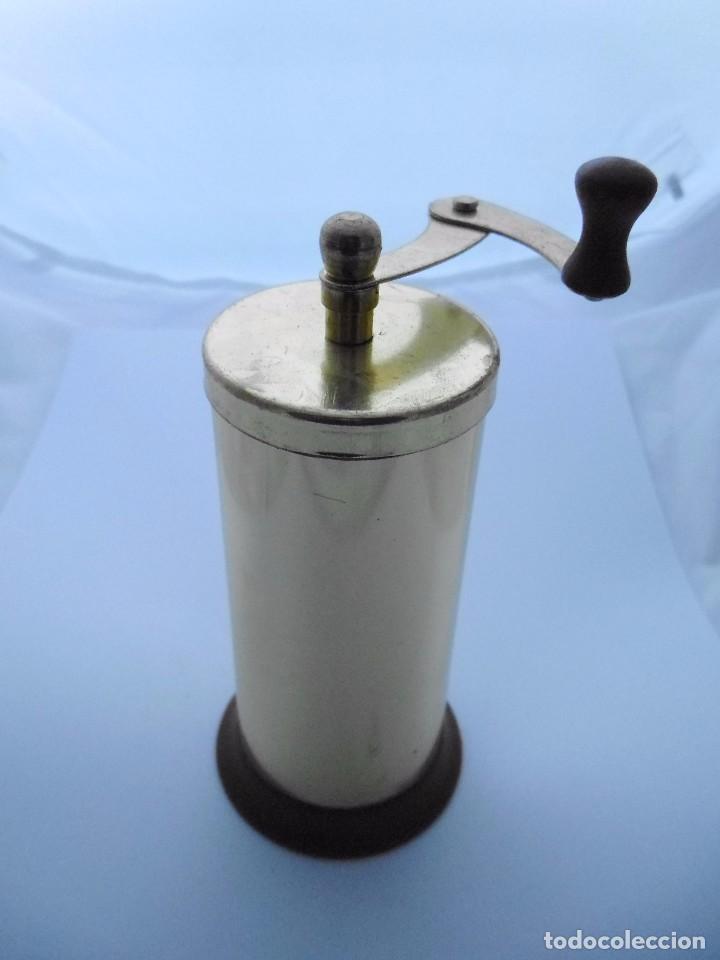 Coleccionismo: MOLINILLO DE CAF&Eacute; MINIATURA  METAL - Foto 1