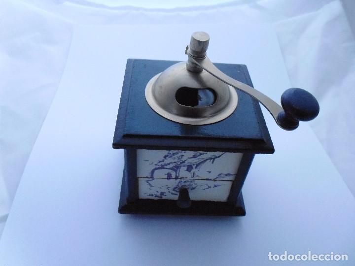 Coleccionismo: MOLINILLO DE CAF&Eacute; MINIATURA MADERA Y METAL - Foto 1