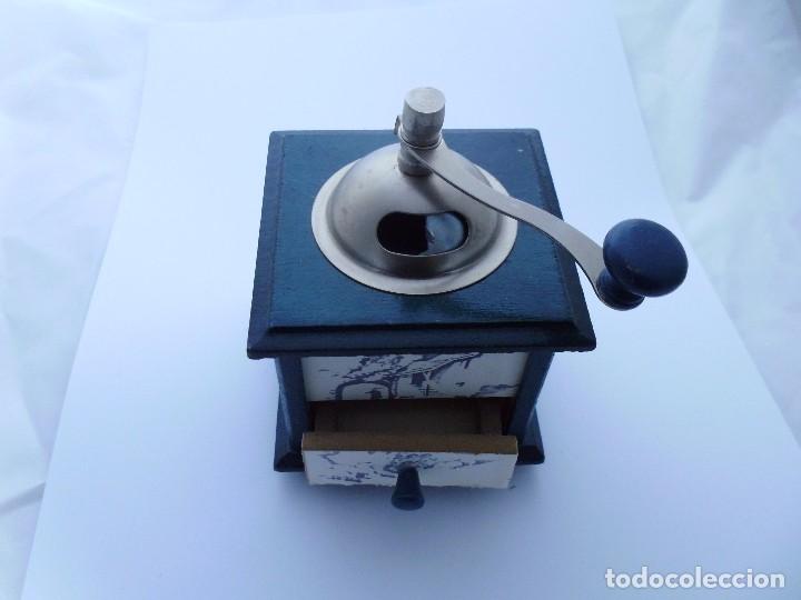 Coleccionismo: MOLINILLO DE CAF&Eacute; MINIATURA MADERA Y METAL - Foto 2