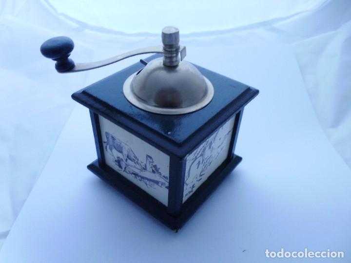 Coleccionismo: MOLINILLO DE CAF&Eacute; MINIATURA MADERA Y METAL - Foto 3
