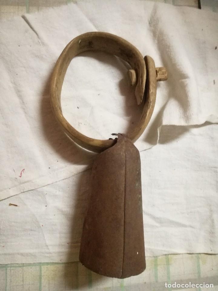 Colecionismo: CENCERRO ANTIGUO ESQUELLA CON COLLAR DE MADERA