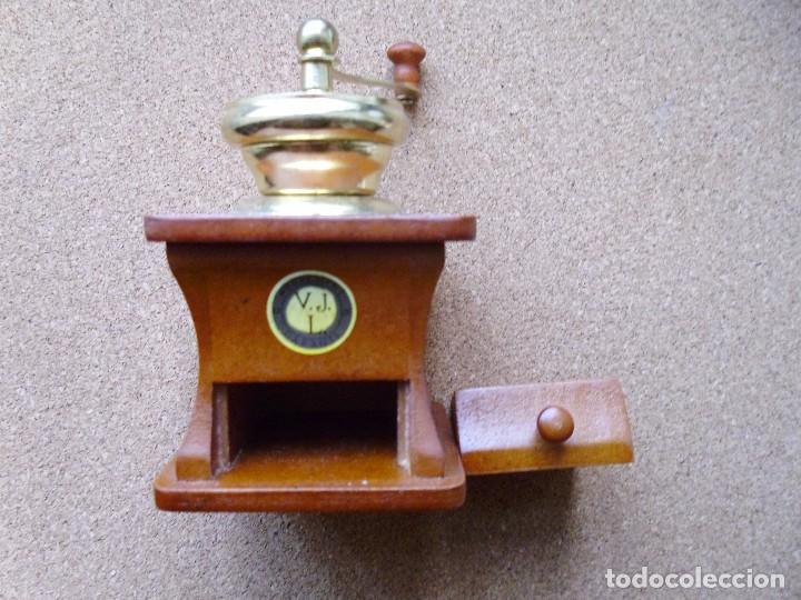 Coleccionismo: MOLINILLO DE CAF&Eacute; MINIATURA MADERA Y METAL - Foto 1