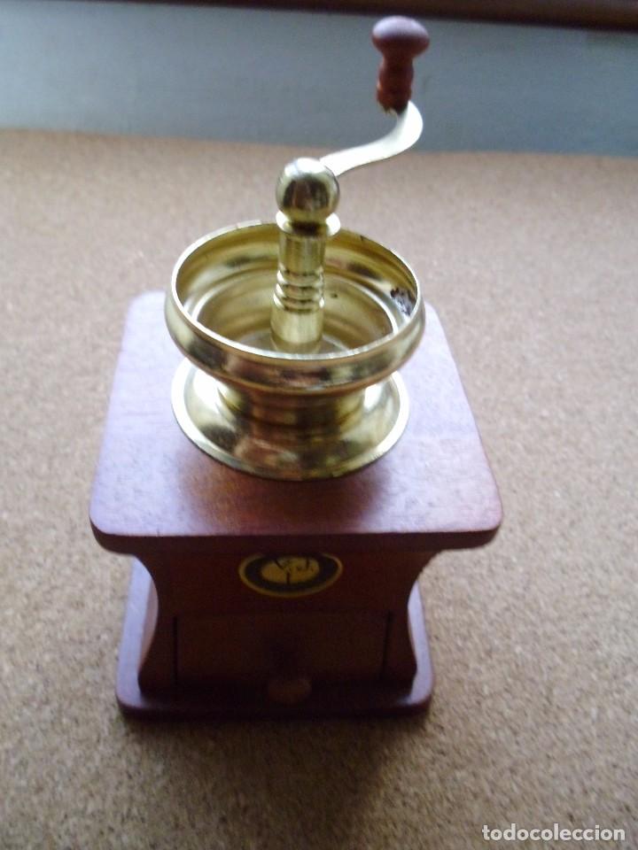 Coleccionismo: MOLINILLO DE CAF&Eacute; MINIATURA MADERA Y METAL - Foto 2