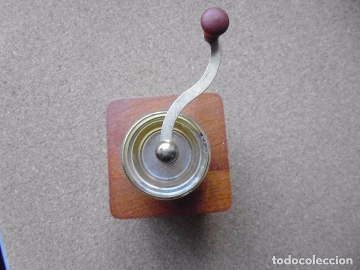 Coleccionismo: MOLINILLO DE CAF&Eacute; MINIATURA MADERA Y METAL - Foto 3