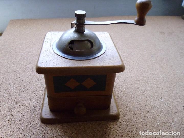Coleccionismo: MOLINILLO DE CAF&Eacute; MINIATURA MADERA Y METAL - Foto 1