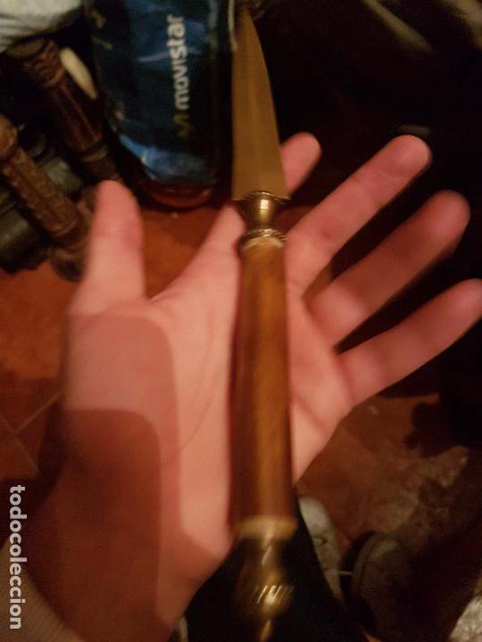 Coleccionismo: BONITO Y ANTIGUO ABRECARTAS DE BRONCE Y EMPU&Ntilde;ADURA DE HUESO.