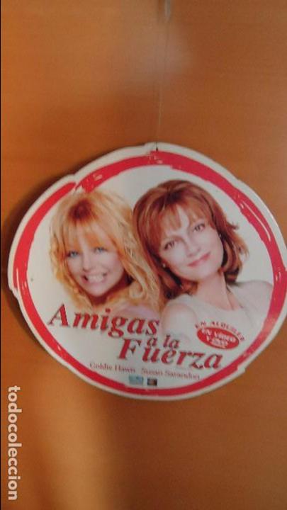 Coleccionismo: CARTEL DISPLAY COLGANTE A DOBLE CARA DE LA PEL&Iacute;CULA, AMIGAS A LA FUERZA.