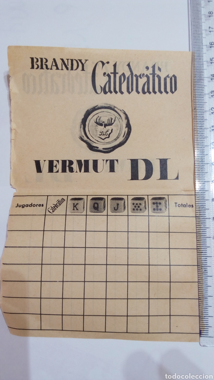 Coleccionismo: Folleto con publicidad de brandy Catedr&aacute;tico vermut DL para jugar a los dados de poker.