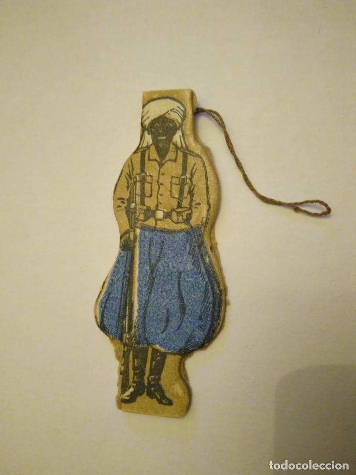 Coleccionismo: GUARDIA MILITAR MARROQU&Iacute; DE CART&Oacute;N. COLGANTE. 5 cm de altura.
