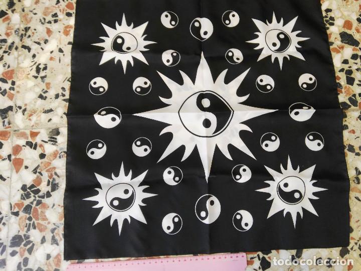 Collectionnisme: PA&Ntilde;UELO BANDANA DE YING Y YANG    DE 60 X 60 CM
