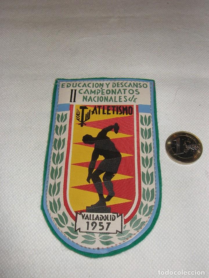 Colecionismo: Parche o galleta de Educaci&oacute;n y descanso, II campeonatos nacionales de atletismo, Valladolid 1957.