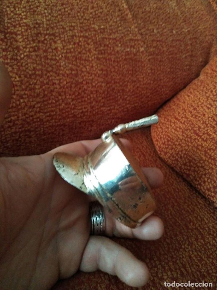 Coleccionismo: abrebotellas con forma de gorro militar - Foto 1