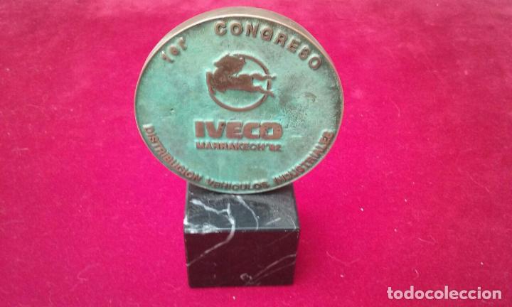 Coleccionismo: Placa conmemorativa 1er congreso IVECO Marrakech '92. Distribuci&oacute;n de veh&iacute;culos industriales. PEGASO