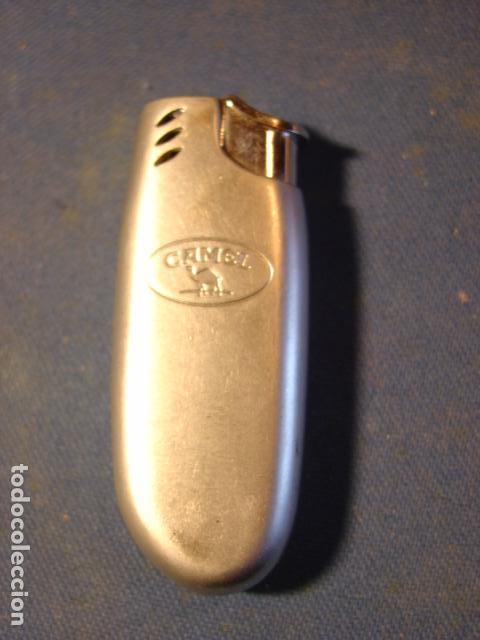 Coleccionismo: Mechero Camel plateado con mrca en relieve - Foto 1