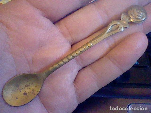 Coleccionismo: CUCHARILLA CAFE O SIMILIAR LATON MODERNISTA ANTIGUA ROSA MANGO art deco noveau