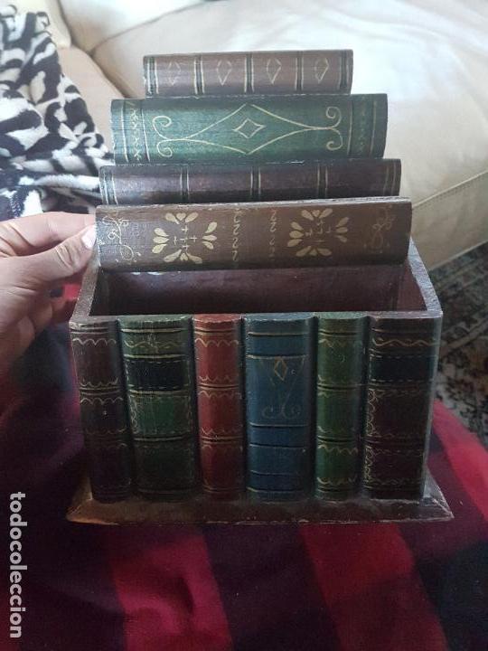 Coleccionismo: BONITO Y ANTIGUO EXPOSITOR DE MADERA PARA BOLIS Y PLUMAS.