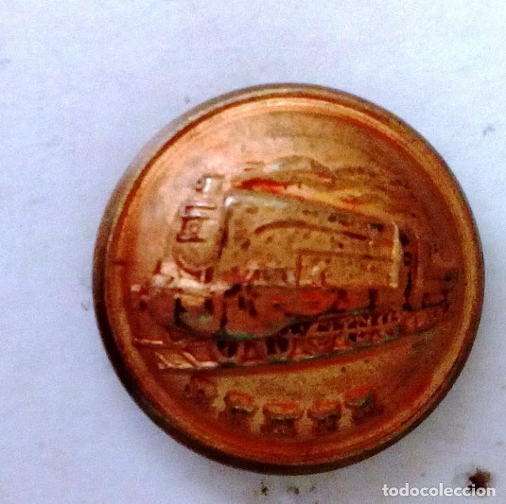 Coleccionismo: BOT&Oacute;N RENFE DORADO CON LOCOMOTORA Y LETRERO 15 MM - Foto 1