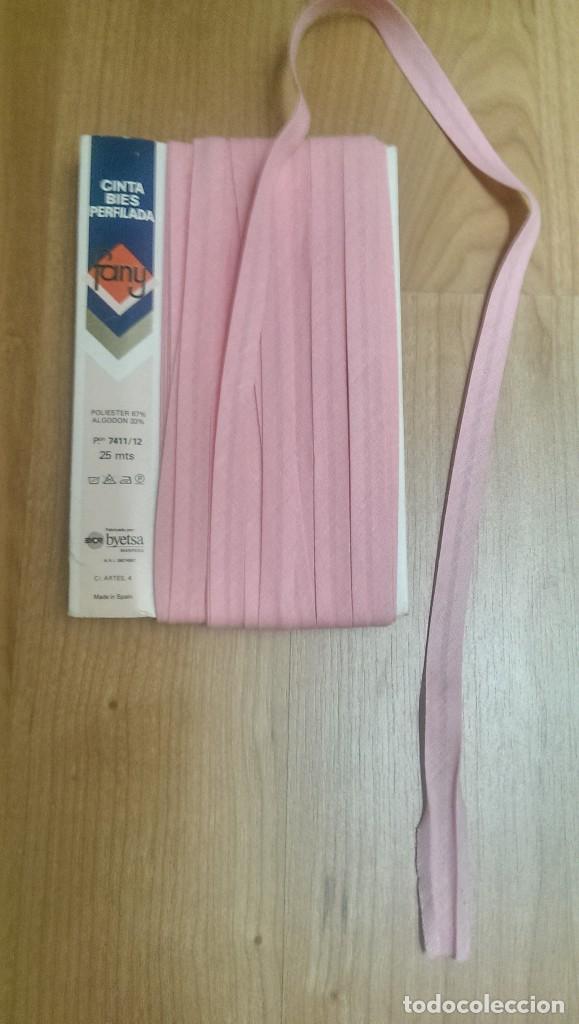 Coleccionismo: CINTA BIES PERFILADO RASO 12 MM. COLOR ROSA (1 METRO)