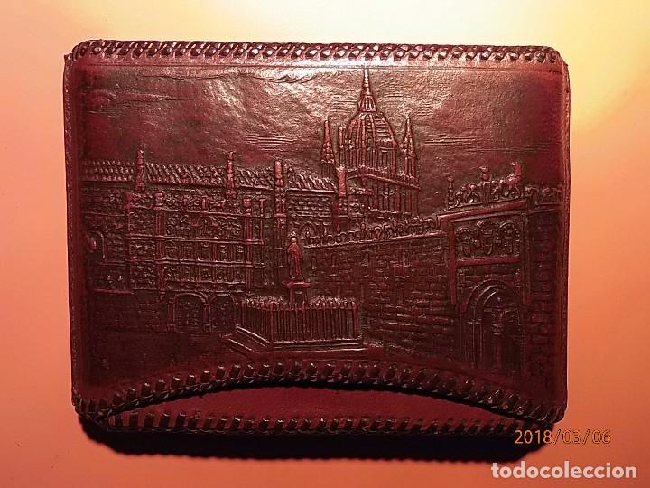 Coleccionismo: ANTIGUA PETACA DE TABACO - CUERO REPUJADO - UNIVERSIDAD DE SALAMANCA - A&Ntilde;OS 50.