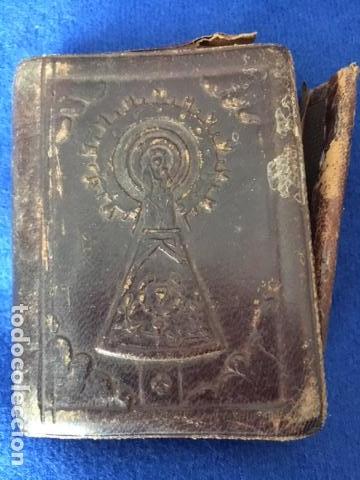 Coleccionismo: Rara y antigua Caja de Cuero con La Virgen del Pilar . Tama&ntilde;o 5,5 X 7 cms.