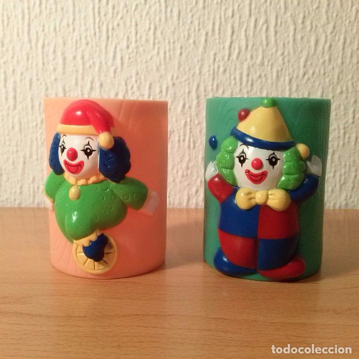 Coleccionismo: Lote 2 botes / portal&aacute;pices de payasos haciendo malabares. Circo. Color naranja y verde. Sin uso.