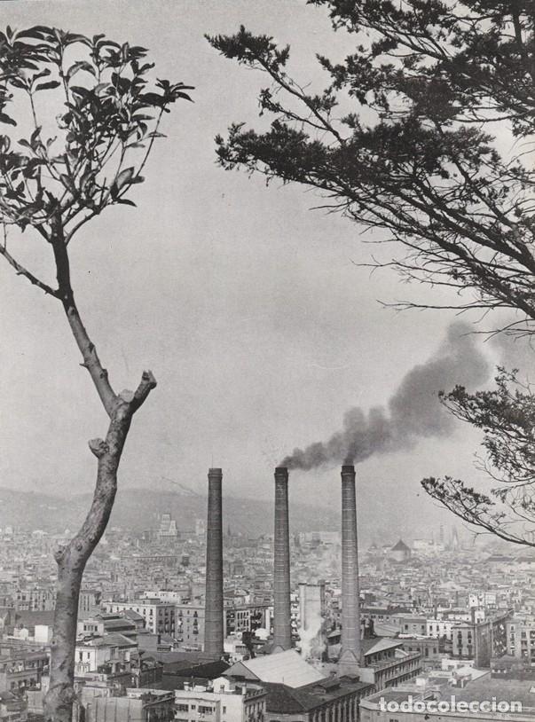 Coleccionismo: BARCELONA ANTIGUA - LAMINA / HOJA RECORTADA - PANORAMICA - PRIMER PLANO CHIMENEAS ZONA INDUSTRIAL