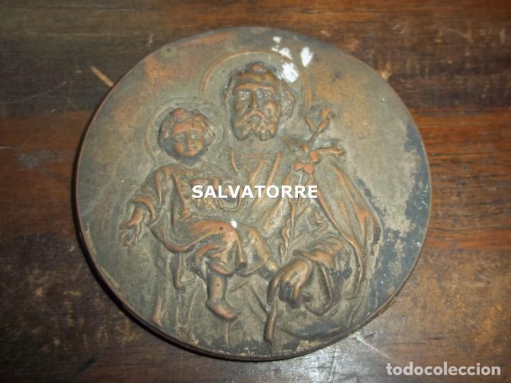 Coleccionismo: ANTIGUO MEDALLON SAN JOSE CON NI&Ntilde;O JESUS. JESUCRISTO.  7 CM DIAMETRO. ALTORRELIEVE.