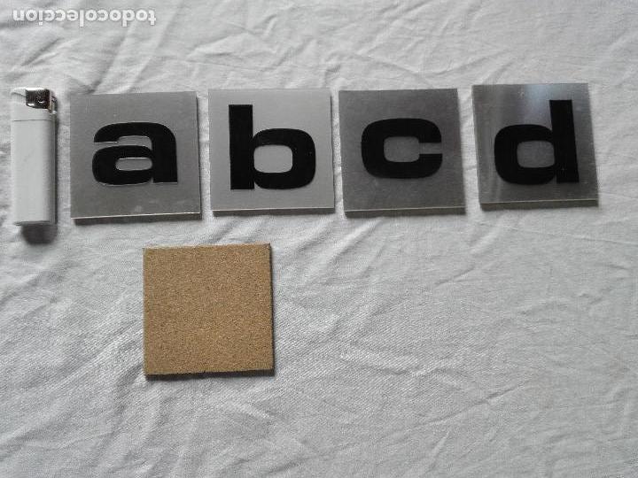 Colecionismo: A B C D - CUATRO LETRAS DE METACRILATO Y CORCHO - 7..5 X 7.5 CM.