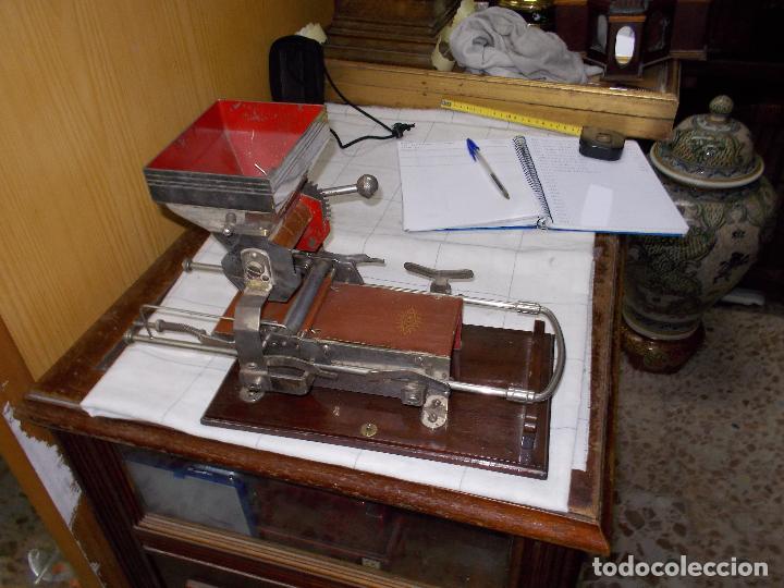 Coleccionismo: maquina cigarros victoria - Foto 2