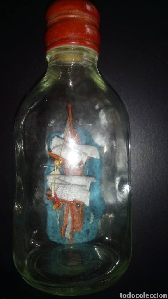 Coleccionismo: PEQUE&Ntilde;A BOTELLA CON BARCO EN SU INTERIOR. - Foto 1