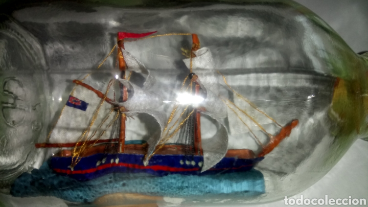 Coleccionismo: PEQUE&Ntilde;A BOTELLA CON BARCO EN SU INTERIOR. - Foto 2
