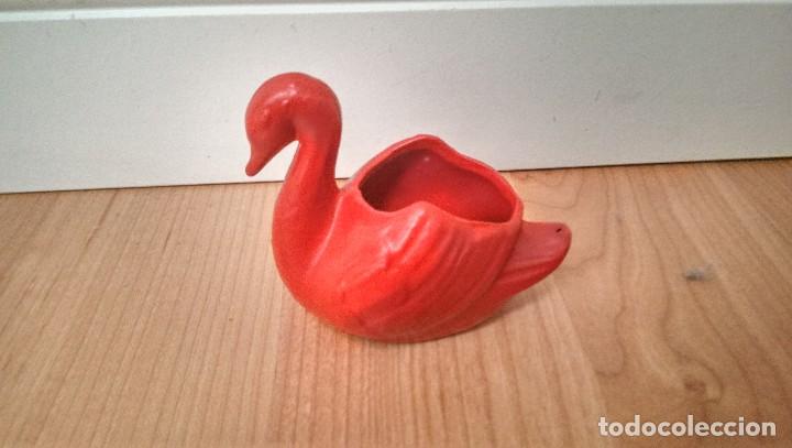 Collecting: FIGURA &laquo;CISNE ROJO&raquo;
