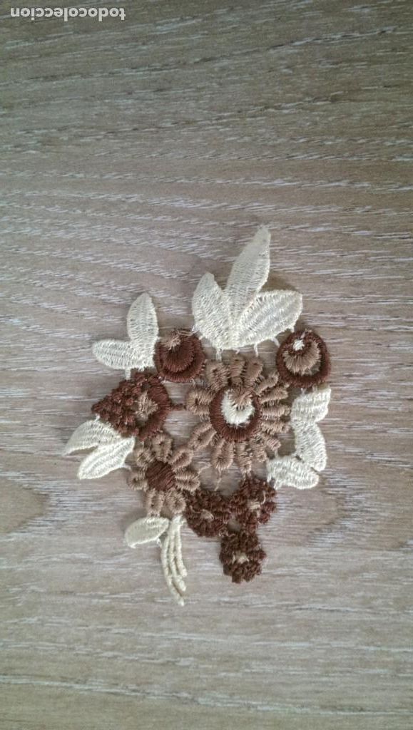 Collecting: ANTIGUA APLICACI&Oacute;N DE TELA &laquo;FLORES MARRONES&raquo;