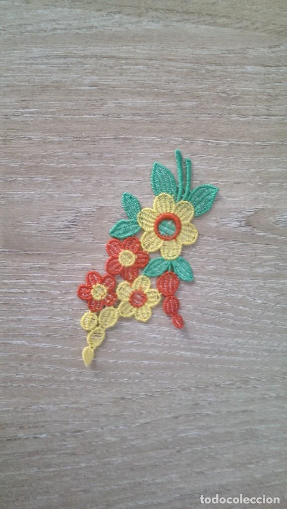 Collectionnisme: ANTIGUA APLICACI&Oacute;N FLORES DE TELA BORDADAS