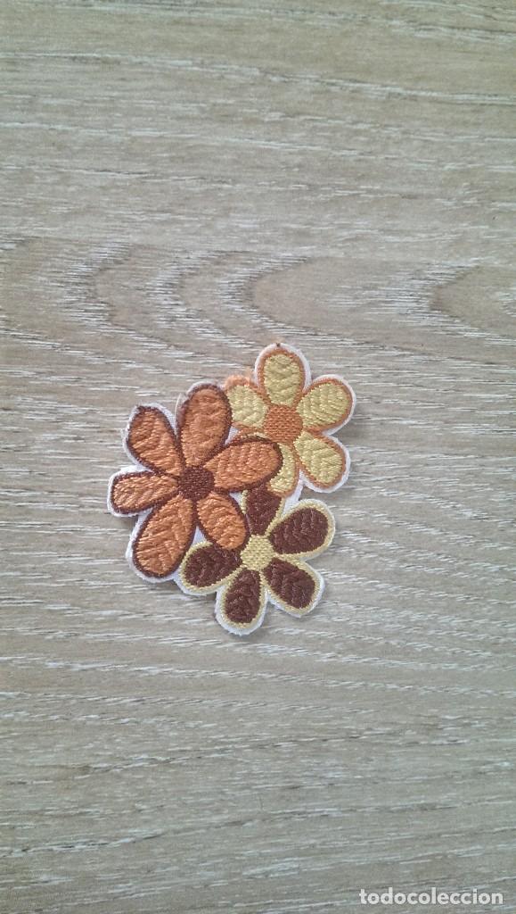 Collecting: ANTIGUA APLICACI&Oacute;N DE TELA &laquo;FLORES MARRONES&raquo;