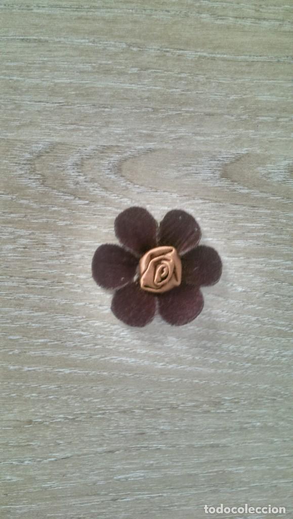 Colecionismo: ANTIGUA APLICACI&Oacute;N FLOR DE TELA TERCIOPELO MARR&Oacute;N