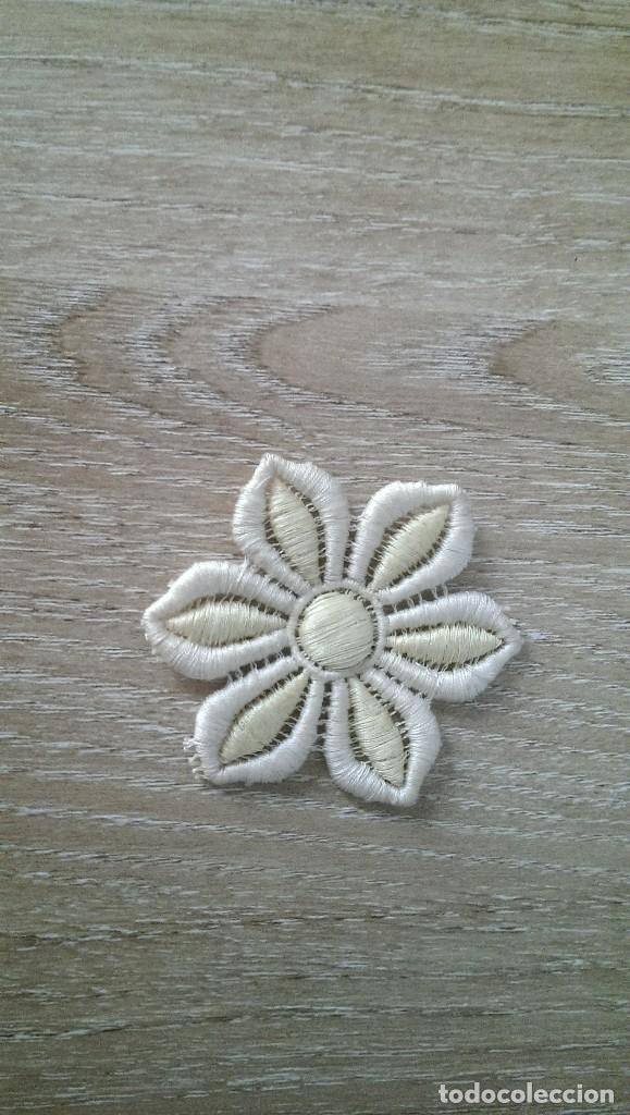 Sammeln: ANTIGUA APLICACI&Oacute;N FLOR BLANCA BORDADA
