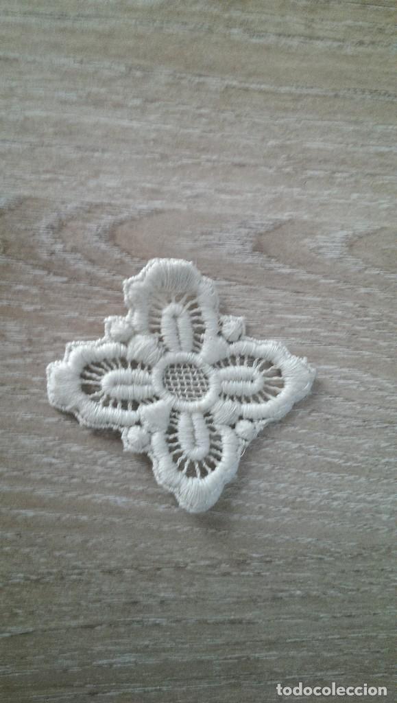 Collecting: ANTIGUA APLICACI&Oacute;N FLOR BLANCA BORDADA