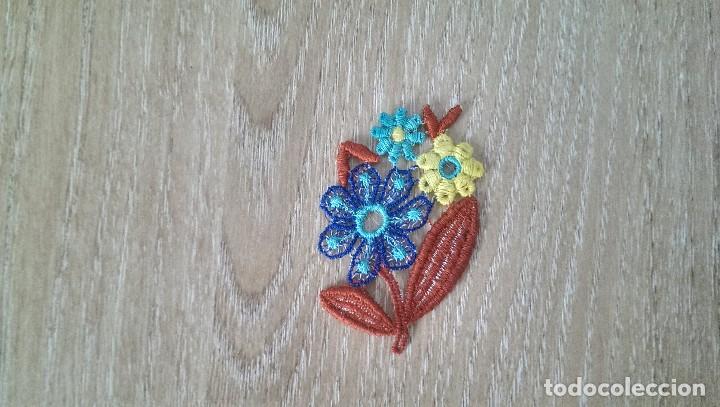 Collecting: ANTIGUA APLICACI&Oacute;N FLORES DE TELA BORDADAS