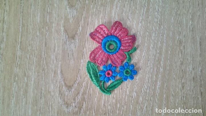 Collectionnisme: ANTIGUA APLICACI&Oacute;N FLORES DE TELA BORDADAS