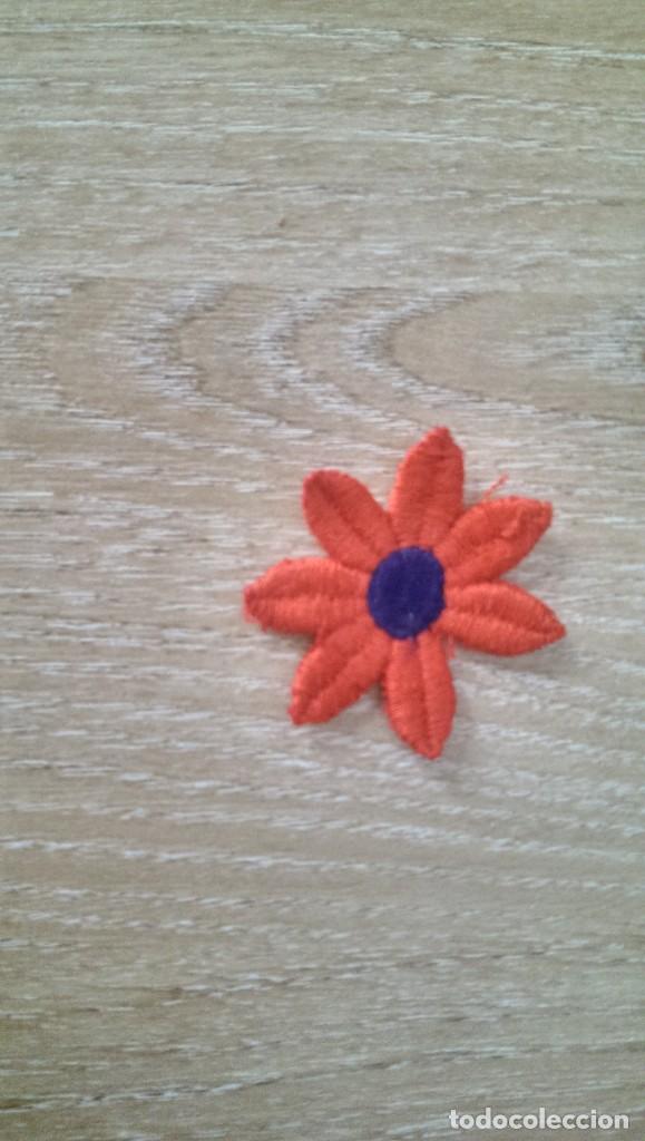 Sammeln: ANTIGUA APLICACI&Oacute;N FLOR ROJA DE TELA BORDADA