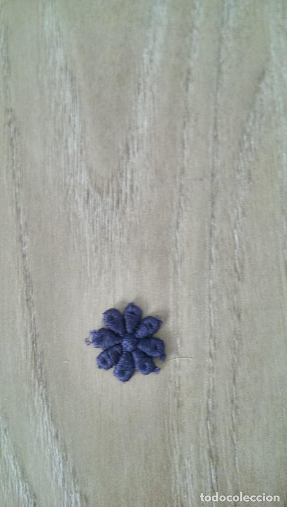 Colecionismo: ANTIGUA APLICACI&Oacute;N FLOR TELA BORDADA AZUL MARINO