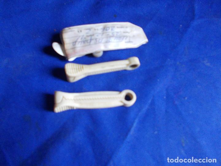Coleccionismo: pinzas y pulsera de bebes